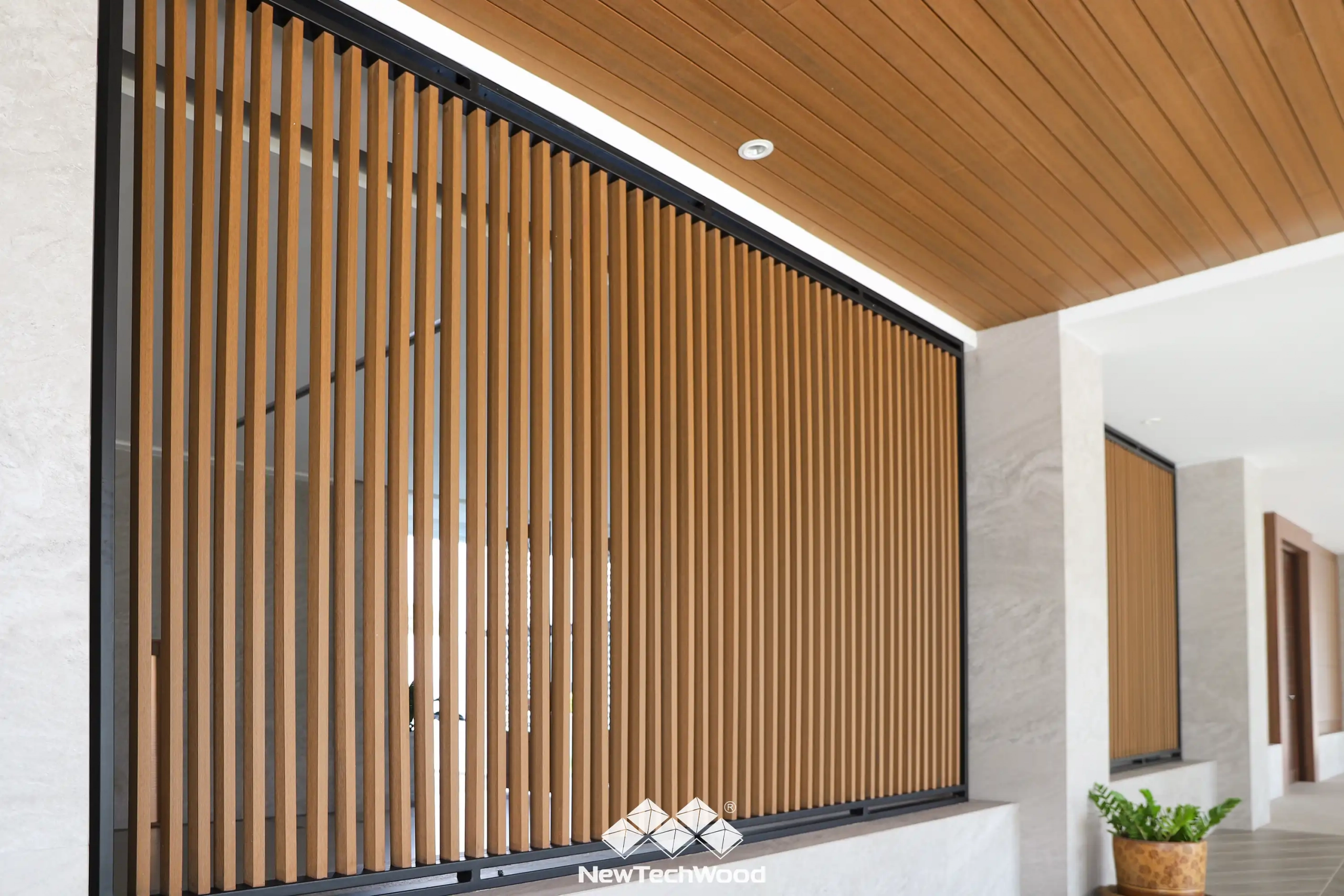 Project Reference Modern & Minimal Style งานติดตั้งระแนงไม้เทียม เคลือบผิวพิเศษ สำหรับใช้งานภายนอกโดยเฉพาะ แข็งแรงทนทาน สีไม่ซีดจาง