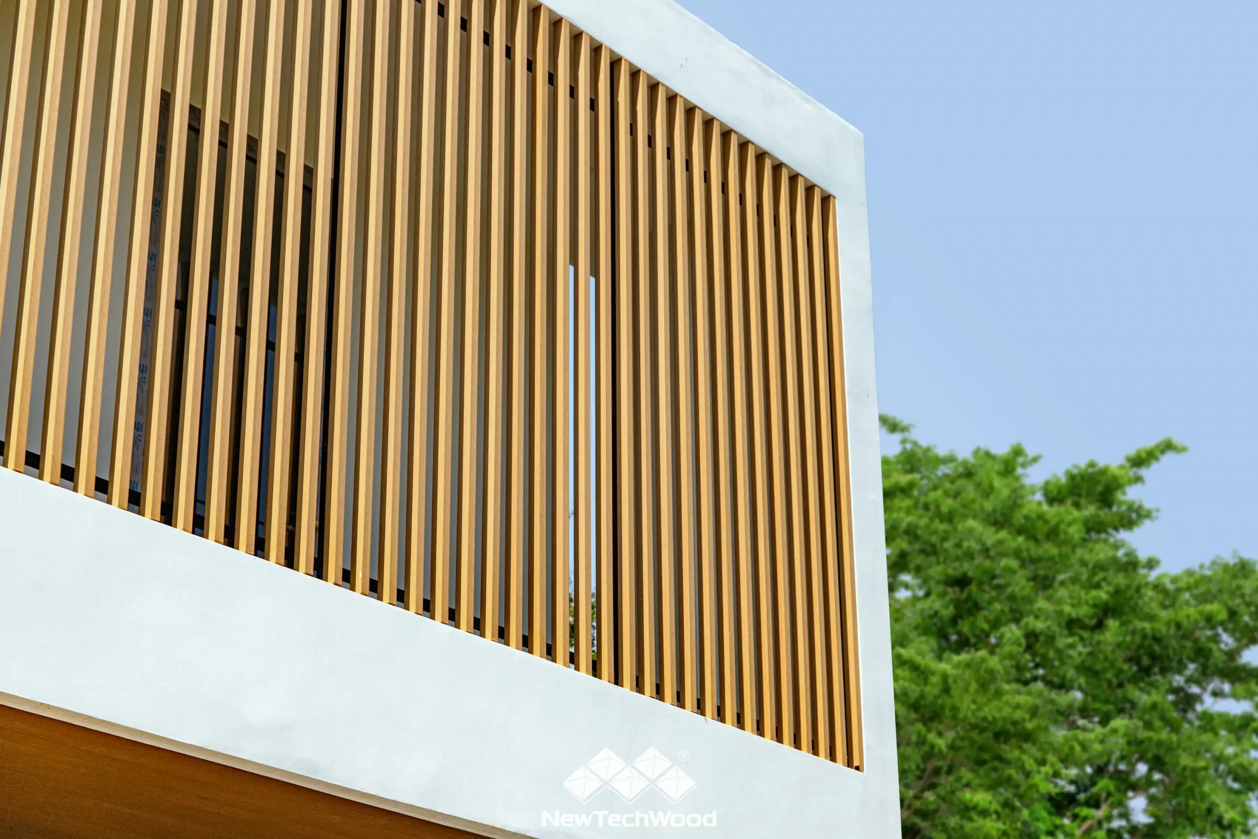 Project Reference Modern & Minimal Style งานติดตั้งระแนงไม้เทียม เคลือบผิวพิเศษ สำหรับใช้งานภายนอกโดยเฉพาะ แข็งแรงทนทาน สีไม่ซีดจาง