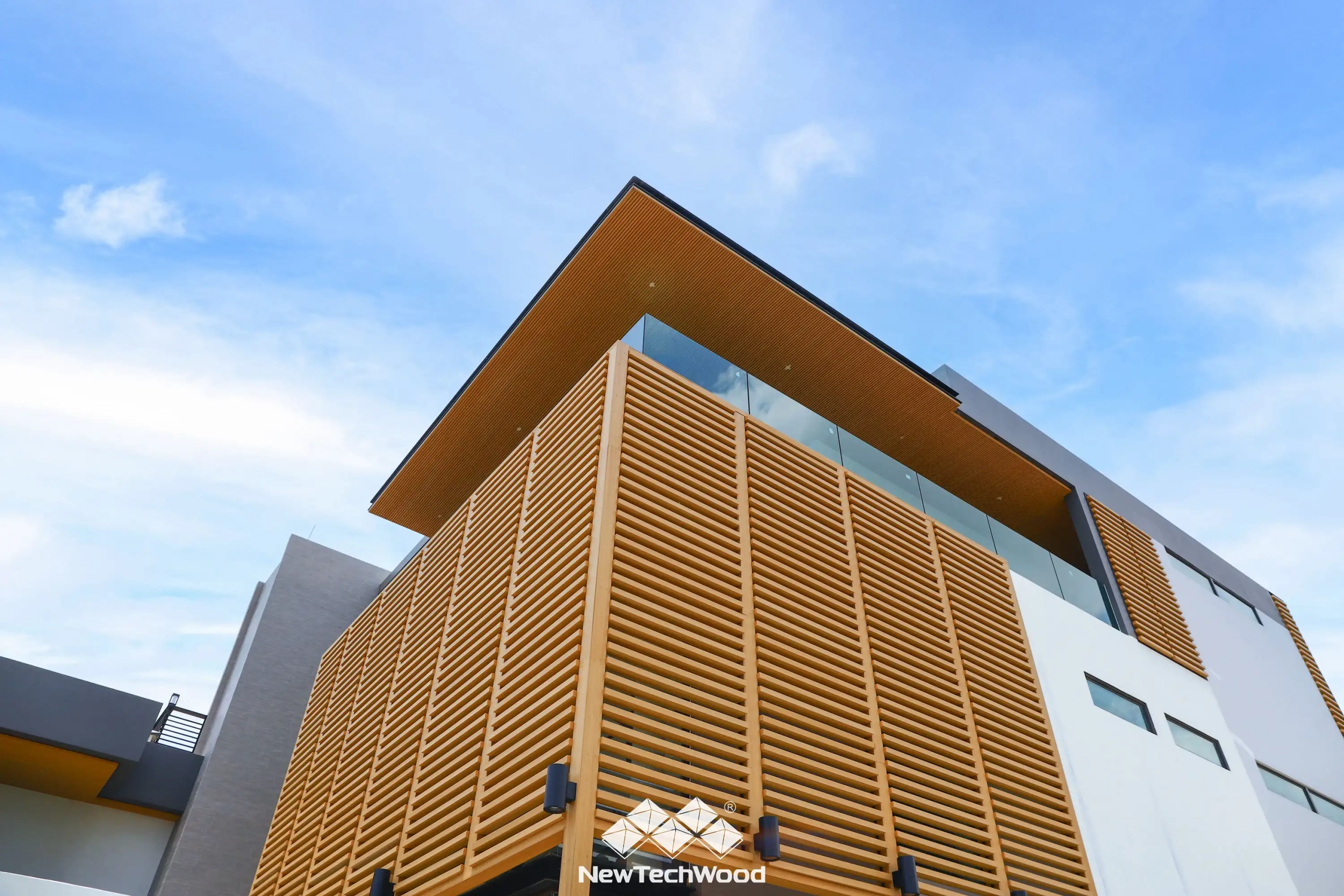 Project Reference Modern & Minimal Style งานติดตั้งระแนงไม้เทียม เคลือบผิวพิเศษ สำหรับใช้งานภายนอกโดยเฉพาะ แข็งแรงทนทาน สีไม่ซีดจาง