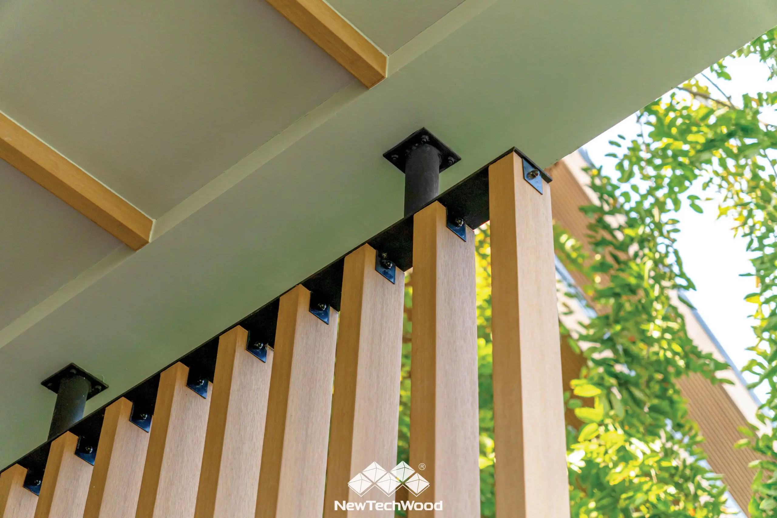 Project Reference งานติดตั้งระแนงไม้เทียมเคลือบผิวพิเศษ บ้านพักส่วนบุคคล สี Red Cedar สไตล์ Modern และ Minimal ติดตั้งด้วยระบบ เหล็กตัวยู อุปกรณ์ติดตั้งระแนงเชิงนวัตกรรมจาก NewTechWoood