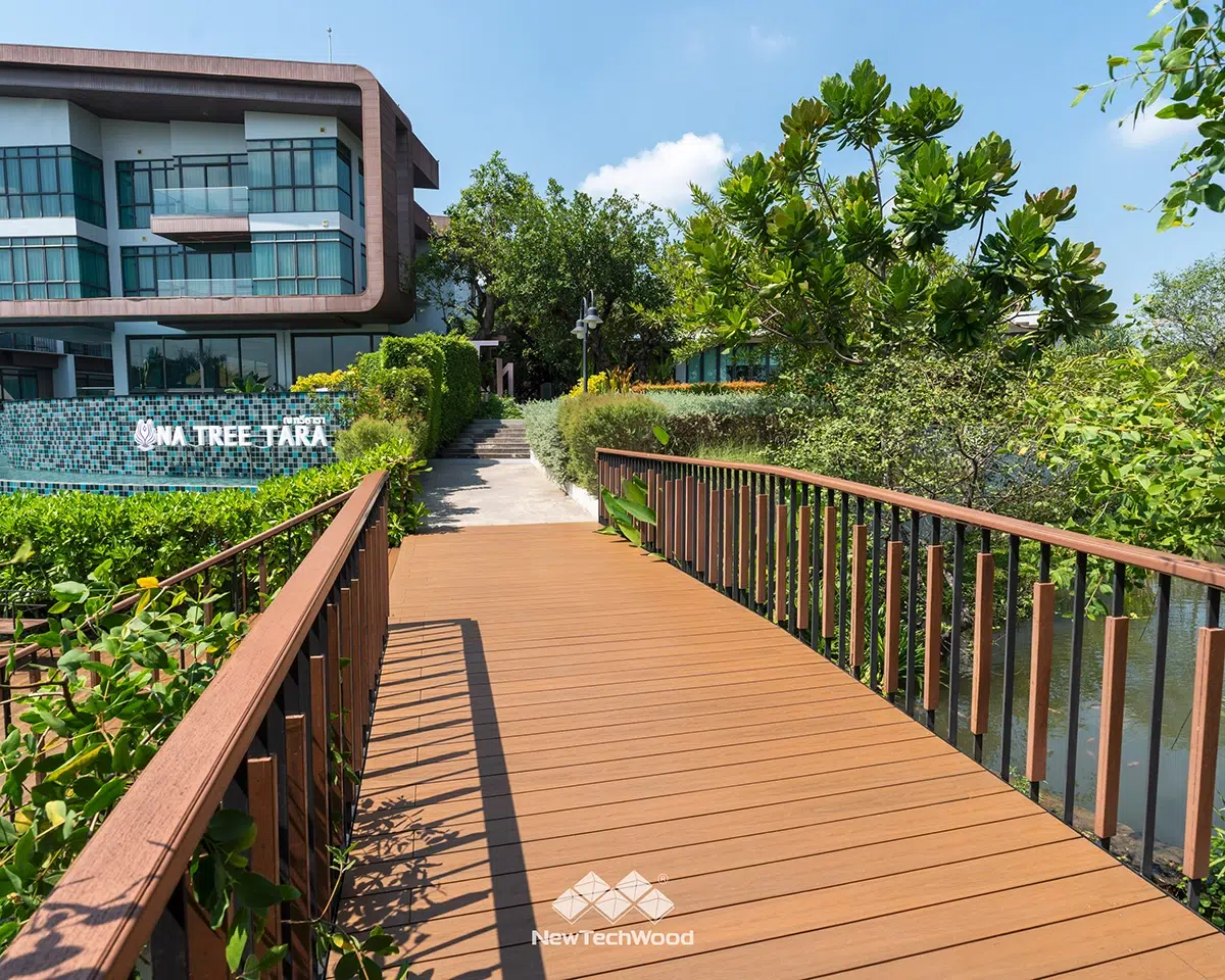 พื้นไม้เทียมภายนอกเคลือบผิวพิเศษ NewTechWood ทนแดด ทนฝน สีไม่ซีดจาง รับประกันสินค้านาน 25 ปี ตกแต่งพื้นที่รีสอร์ตและโฮมสเตย์ ใกล้แม่น้ำอัมพวา