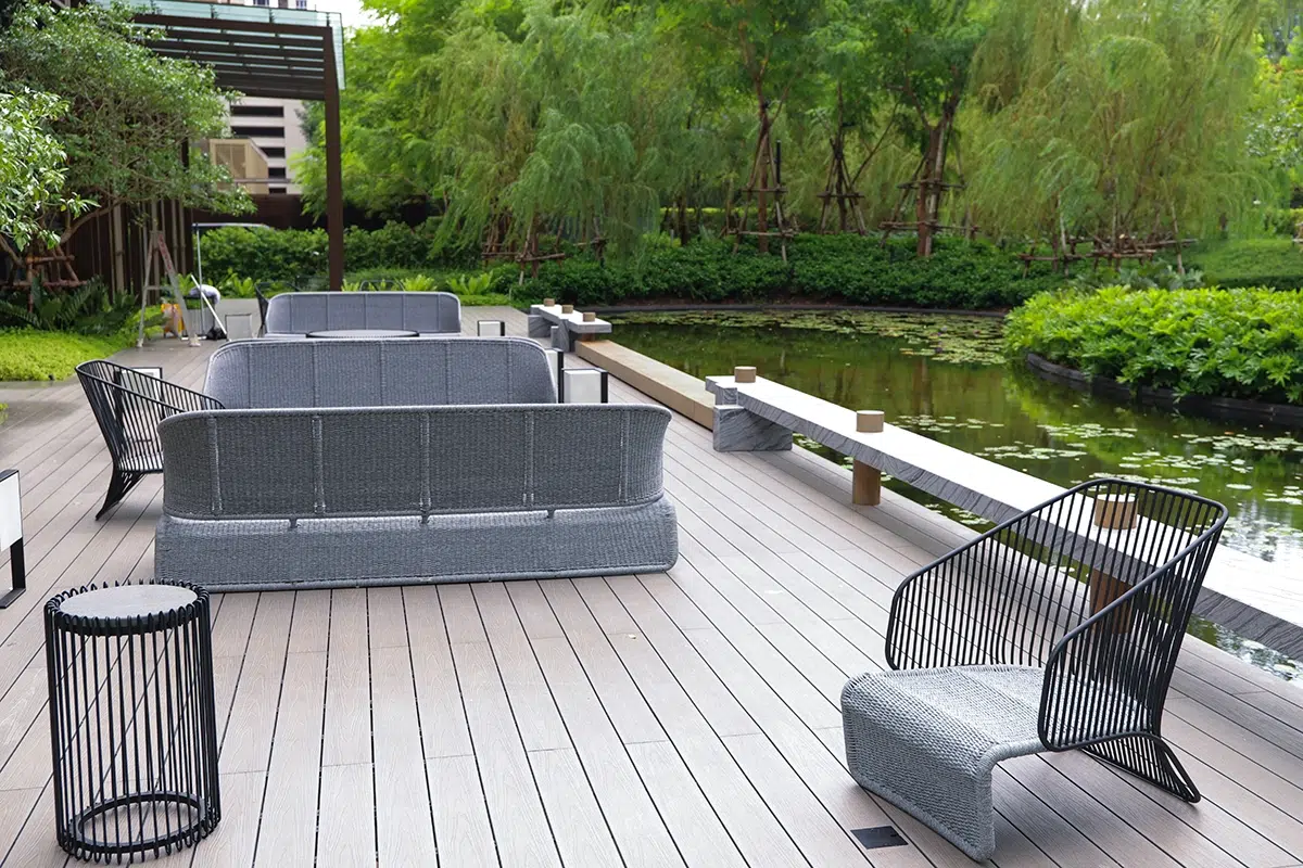 พื้นไม้เทียมภายนอกเคลือบผิวพิเศษ NewTechWood ทนแดด ทนฝน สีไม่ซีดจาง รับประกันสินค้านาน 25 ปี ติดตั้งพื้นที่คาเฟ่ รองรับการใช้งานที่มากขึ้น เหมาะทั้งงานกลางแจ้ง ที่แดดแรง และทนฝน