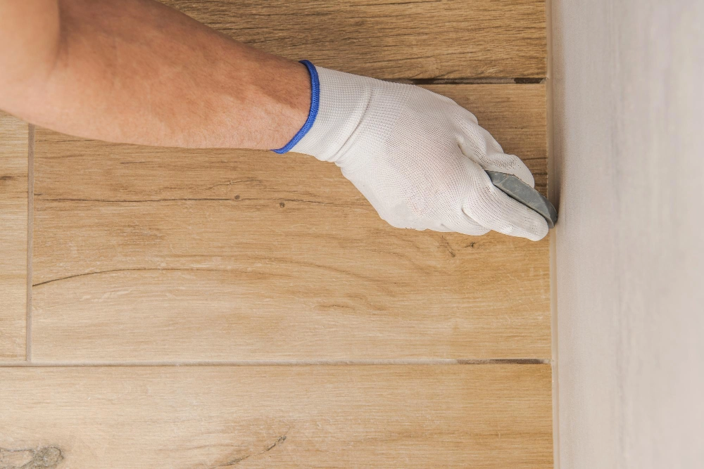 กระเบื้องยางลายไม้ทั่วไป หน้าพื้นเงา สะท้อนแสง ไม่มีความเป็นธรรมชาติ